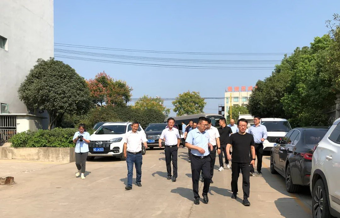 Se da una cálida bienvenida a Chen Wei, secretario del Comité del Partido del condado de Feixi, para visitar Anhui Autoefork Intelligent Technology Co., Ltd. para realizar una investigación.